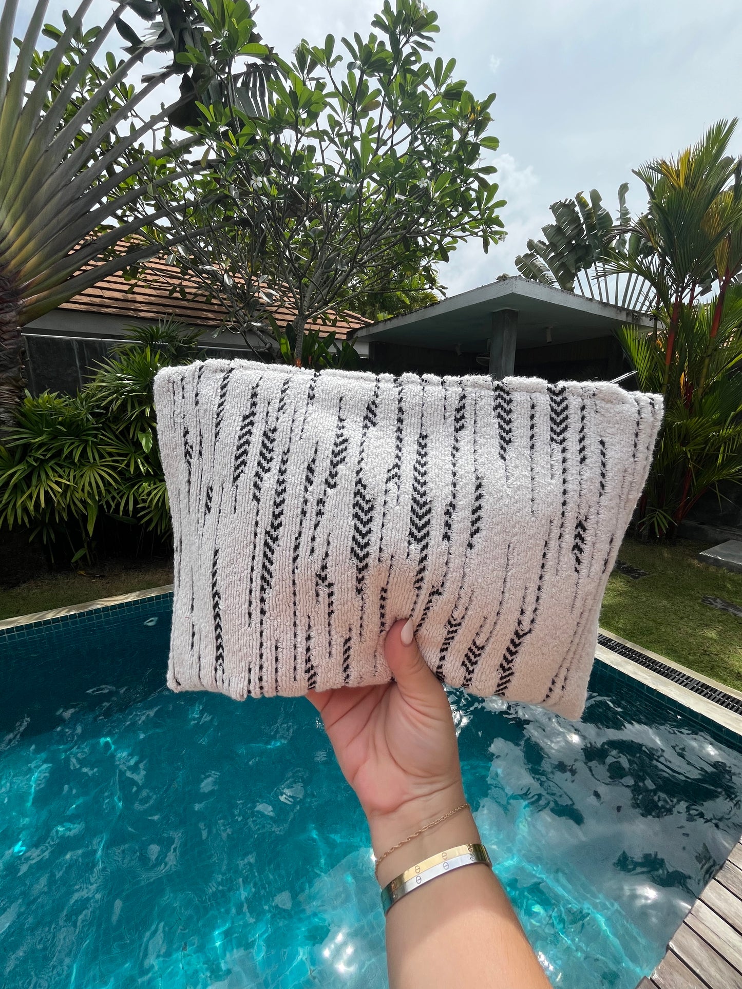 Textured clutch pouch with zip. Pool, beach. Missoni 