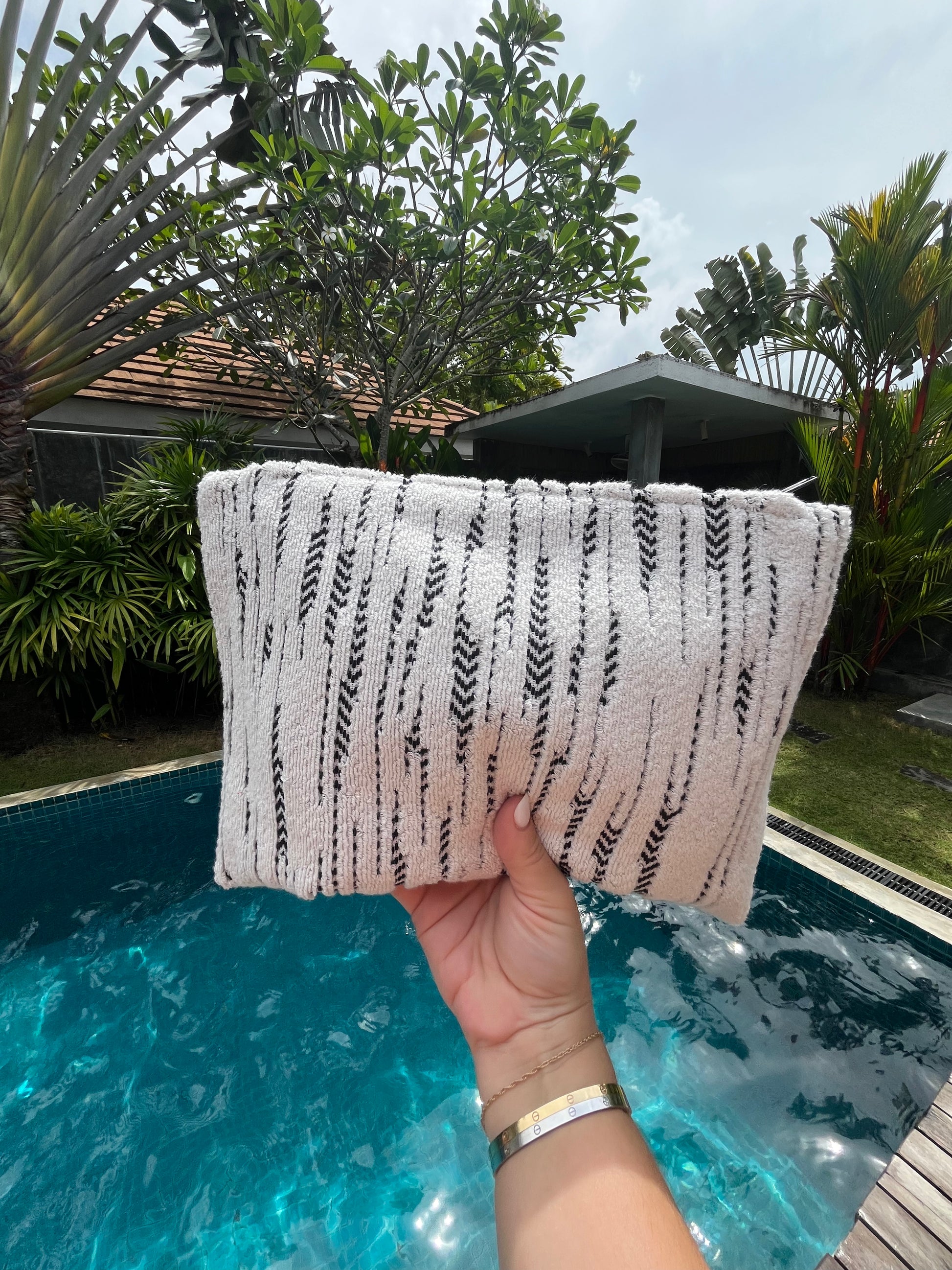 Textured clutch pouch with zip. Pool, beach. Missoni 